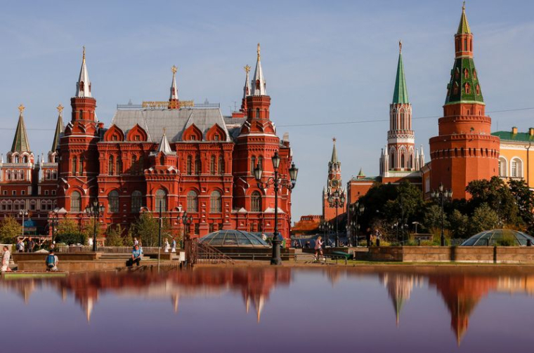 Vue sur le mur du Kremlin et sur le musée historique d'État dans le centre de Moscou.