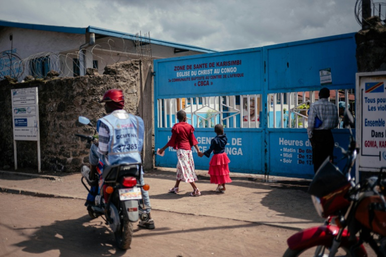 Un moto-taxi attend devant le centre hospitalier CBCA Virunga de Goma, dans l'est de la République démocratique du Congo (RDC) frappée par une épidémie d'Ebola, le 17 mai 2026 ( AFP / Jospin Mwisha )