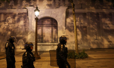Des policiers aux Champs-Elysées