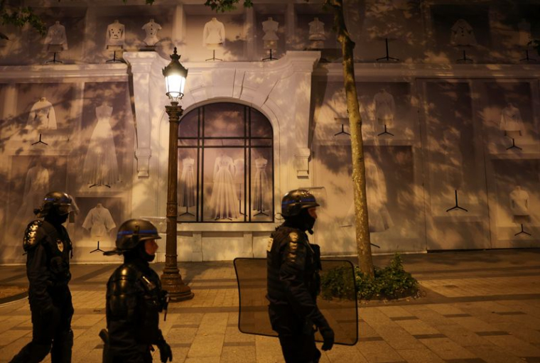 Des policiers aux Champs-Elysées