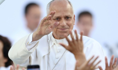Le pape Léon XIV salue la foule à son arrivée au stade olympique Lluís Companys de Barcelone, pour assister à une veillée de prière, le 9 juin 2026 ( AFP / Josep LAGO )
