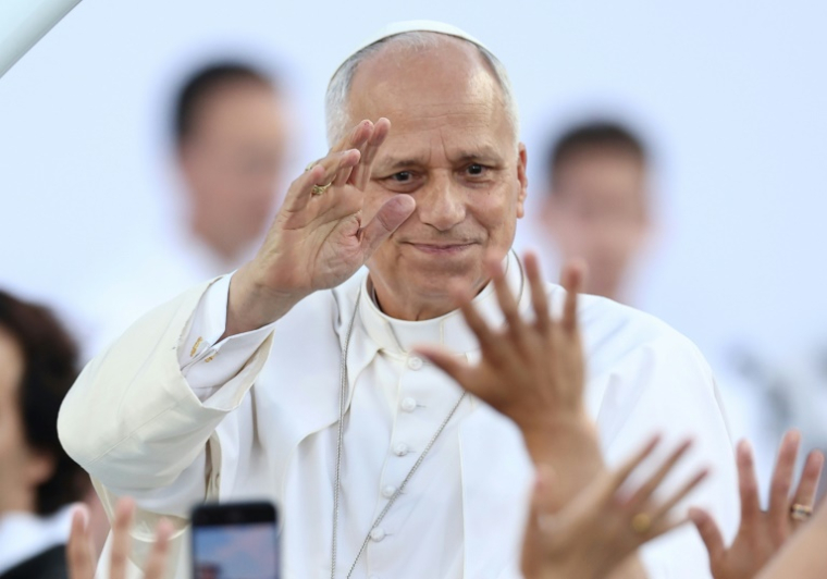 Le pape Léon XIV salue la foule à son arrivée au stade olympique Lluís Companys de Barcelone, pour assister à une veillée de prière, le 9 juin 2026 en Espagne ( AFP / Josep LAGO )