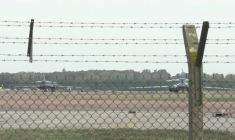 Images de la police britannique devant la base de la Royal Air Force de Fairford ( AFPTV / Ed LAWRENCE )