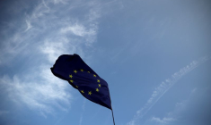 Un drapeau de l'Union européenne flotte devant le Parlement à Londres