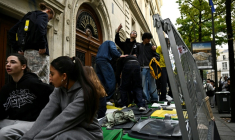 Des lycéens bloquant l'entrée du lycée Turgot à Paris le 14 octobre 2026 ( AFP / JULIEN DE ROSA )