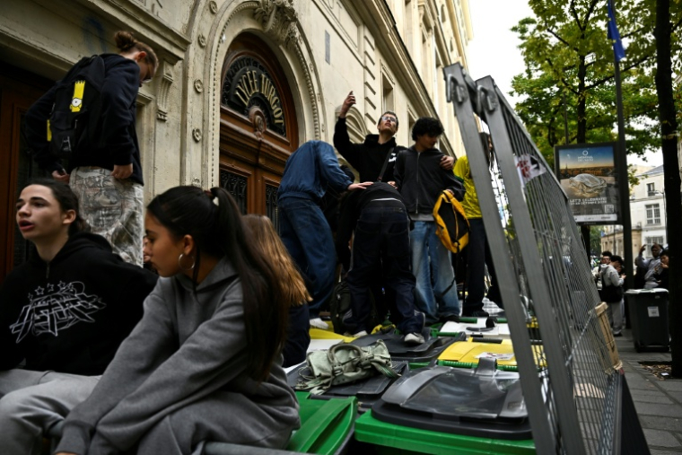 Des lycéens bloquant l'entrée du lycée Turgot à Paris le 14 octobre 2026 ( AFP / JULIEN DE ROSA )