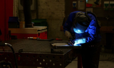 Un homme travaille dans une usine d'équipements militaires à Kassel, en Allemagne