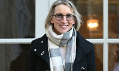 La présidente du syndicat agricole Coordination rurale, Véronique Le Floc'h, arrive pour une réunion à l'hôtel Matignon, à Paris, le 13 janvier 2025 ( AFP / Bertrand GUAY )