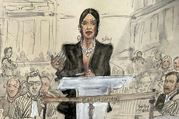 Croquis d'audience montrant Kim Kardashian témoignant au procès de son braquage, le 13 mai 2025 devant la cour d'assises à Paris ( AFP / Benoit PEYRUCQ )