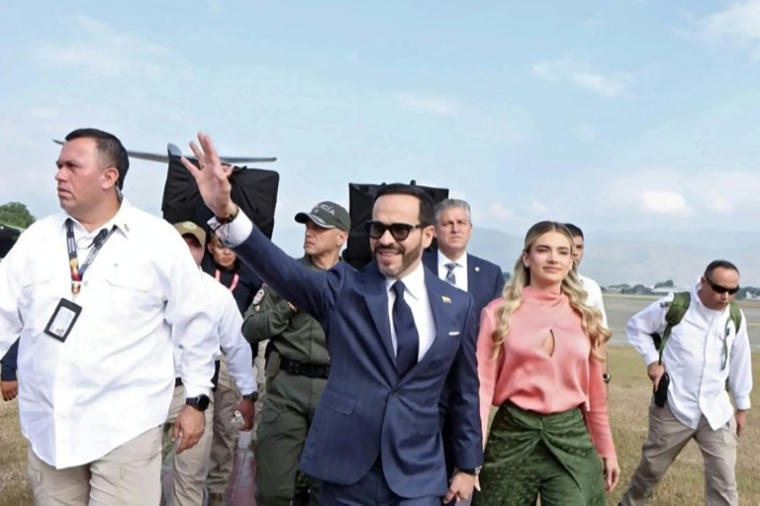 Image extraite d'une vidéo diffusée par le bureau de presse du président élu de la Colombie, Abelardo de la Espriella, le montrant aux côtés de son épouse à leur arrivée à Cali, en Colombie, le 7 août 2026 ( Abelardo de la Espriella's press office / Handout )