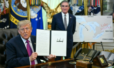 Le président américain Donald Trump signe un décret changeant le nom du "lac Ontario" en "lac d'Amérique", le 27 août 2026 à la Maison Blanche. ( AFP / Jim WATSON )