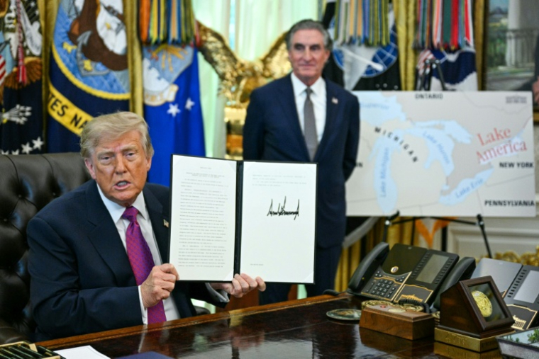Le président américain Donald Trump signe un décret changeant le nom du "lac Ontario" en "lac d'Amérique", le 27 août 2026 à la Maison Blanche. ( AFP / Jim WATSON )