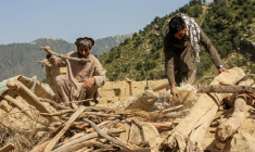 Des hommes fouillent les décombres de maisons détruites par une frappe aérienne pakistanaise dans le district de Shultan, dans la province de Kunar, en Afghanistan, le 1er octobre 2026 ( AFP / Aimal ZAHIR )