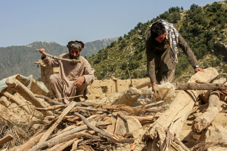 Des hommes fouillent les décombres de maisons détruites par une frappe aérienne pakistanaise dans le district de Shultan, dans la province de Kunar, en Afghanistan, le 1er octobre 2026 ( AFP / Aimal ZAHIR )