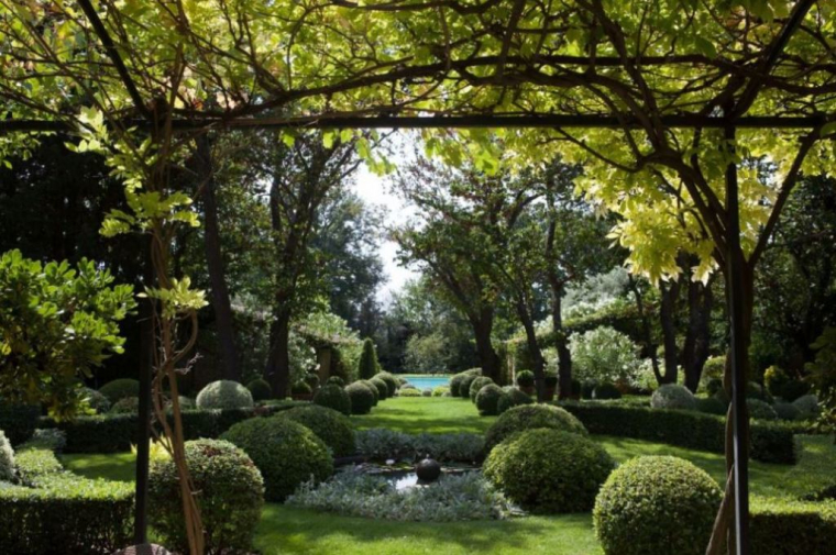Vaucluse : la magnifique demeure provençale du couple Catroux est à vendre 10 millions d'euros