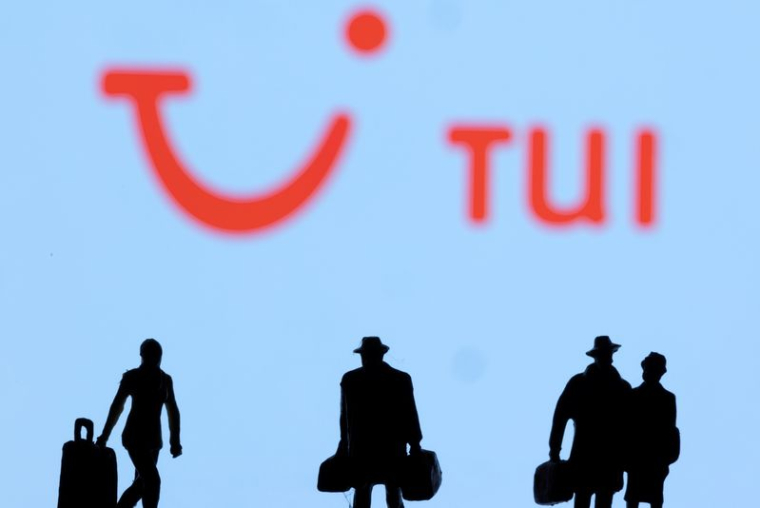 On aperçoit des figurines devant le logo Tui