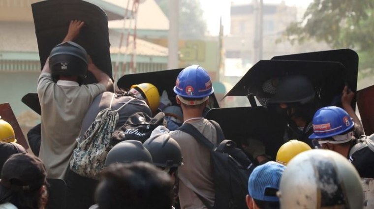 BIRMANIE: LES MANIFESTATIONS REPRENNENT APRÈS DES RAIDS NOCTURNES