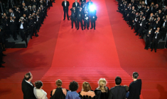 L'équipe du film "Gentle Monster" sur le tapis rouge du Festival de Cannes, le 15 mai 2026 ( AFP / Antonin THUILLIER )