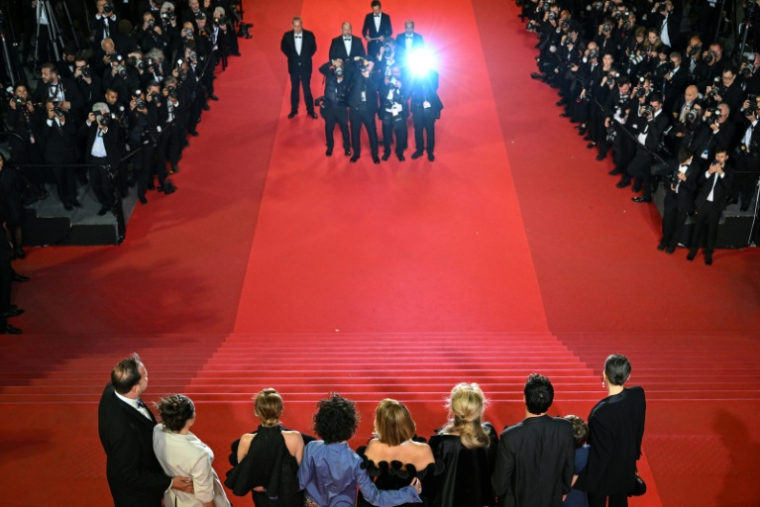L'équipe du film "Gentle Monster" sur le tapis rouge du Festival de Cannes, le 15 mai 2026 ( AFP / Antonin THUILLIER )