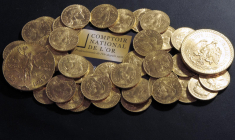 Des pièces d'or sont exposées sur une table au Comptoir National de l'Or  à Paris. ( AFP / BERTRAND GUAY )