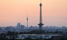 La silhouette de la ville au lever du soleil à Berlin