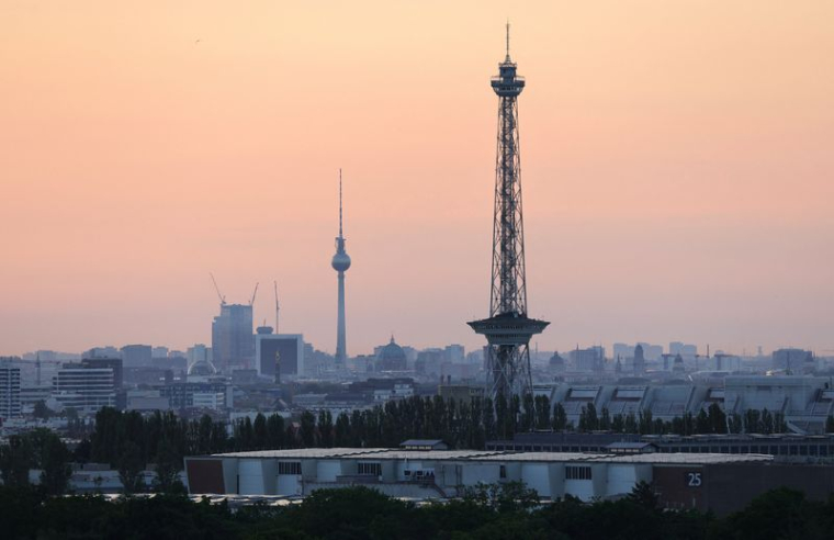La silhouette de la ville au lever du soleil à Berlin
