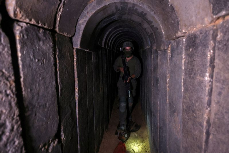 Un soldat israélien traverse un tunnel sous l'hôpital Al Shifa dans la ville de Gaza