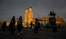 1. La vieille ville de Zurich (Suisse), le 18 mars 2023.  ( AFP / FABRICE COFFRINI )