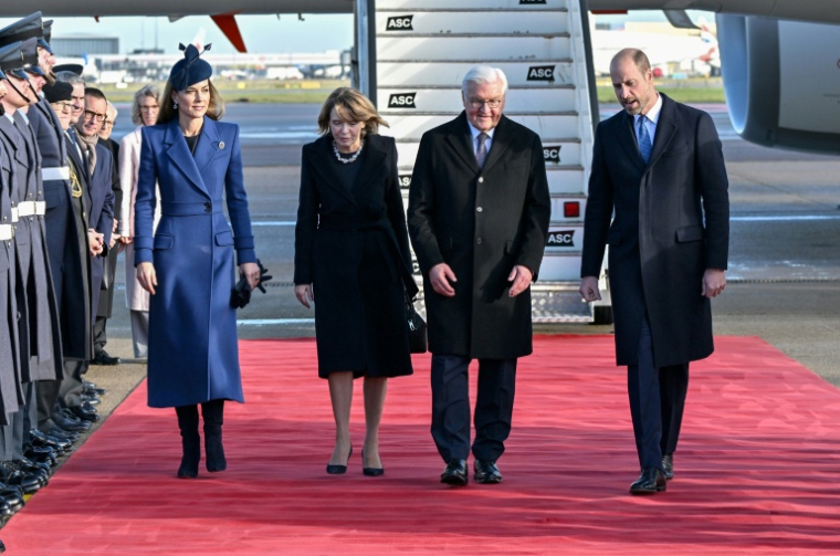 Le président allemand Frank-Walter Steinmeier est accueilli à l'aéroport de Heathrow, à l'ouest de Londres, par le prince William et son épouse Kate, le 3 décembre 2025  ( POOL / Jeff Spicer )
