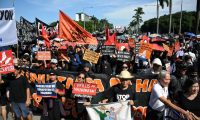 Des manifestants lors d'un rassemblement à Manille contre les faux projets "fantômes" de lutte contre les inondations, l'un des plus grands scandales de corruption que les Philippines aient connu depuis des décennies, le 21 septembre 2025 ( AFP / TED ALJIBE )