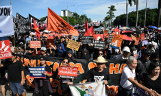 Des manifestants lors d'un rassemblement à Manille contre les faux projets "fantômes" de lutte contre les inondations, l'un des plus grands scandales de corruption que les Philippines aient connu depuis des décennies, le 21 septembre 2025 ( AFP / TED ALJIBE )