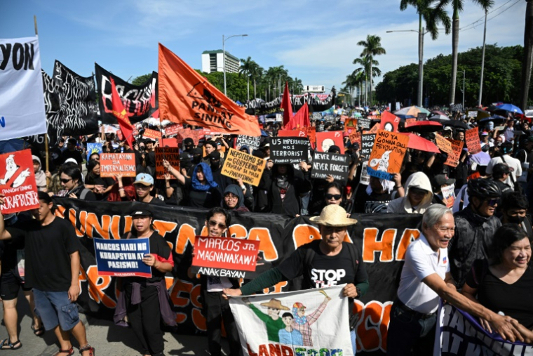 Des manifestants lors d'un rassemblement à Manille contre les faux projets "fantômes" de lutte contre les inondations, l'un des plus grands scandales de corruption que les Philippines aient connu depuis des décennies, le 21 septembre 2025 ( AFP / TED ALJIBE )