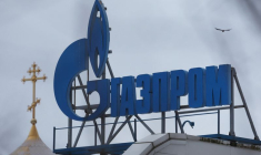 Une vue montre le logo de Gazprom installé sur le toit d'un bâtiment à Saint-Pétersbourg