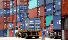 Des containers dans le port de Shanghai en Chine