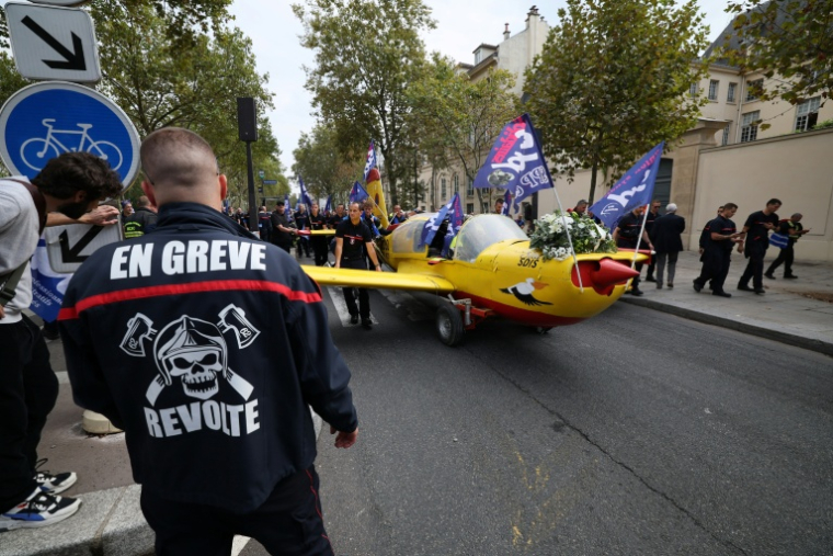 Manifestation de pompiers pour des hausses de salaires et des moyens budgétaires accrus, le 28 septembre 2026 à Paris ( AFP / Xavier GALIANA )