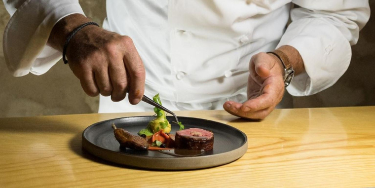 Philippe Etchebest est devenu une star depuis son succès dans «Cauchemar en cuisine» et «Top Chef». crédit photo : Facebook Philippe Etchebest