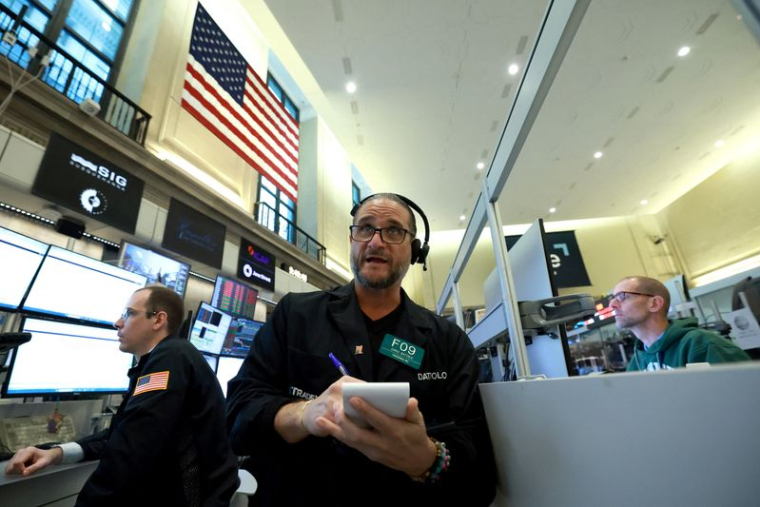 Les traders travaillent sur le parquet de la Bourse de New York (NYSE)