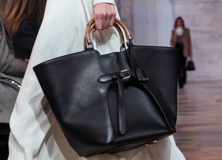 Une mannequin présente une création de la collection Ralph Lauren à New York