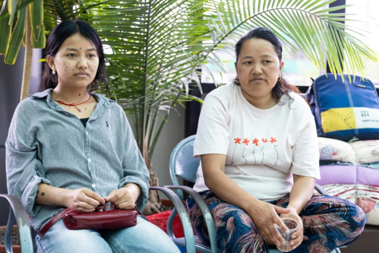 Damu Sherpa (d) et Mendo Lhamu Sherpa, épouse et fille de Dawa Sherpa, à l'hôpital de Katmandou, le 5 juin 2026 ( AFP / PRABIN RANABHAT )