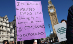 Des militants en faveur d'une modification de la loi sur l'aide médicale à mourir, rassemblés devant le palais de Westminster,le 24 avril 2026 à Londres ( AFP / Toby Shepheard )