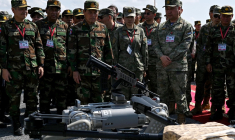 Des représentants chinois et cambodgiens devant un chien-robot militaire, en mai 2024 ( AFP / TANG CHHIN SOTHY )