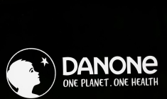 Le logo de Danone au siège de l'entreprise à Rueil-Malmaison