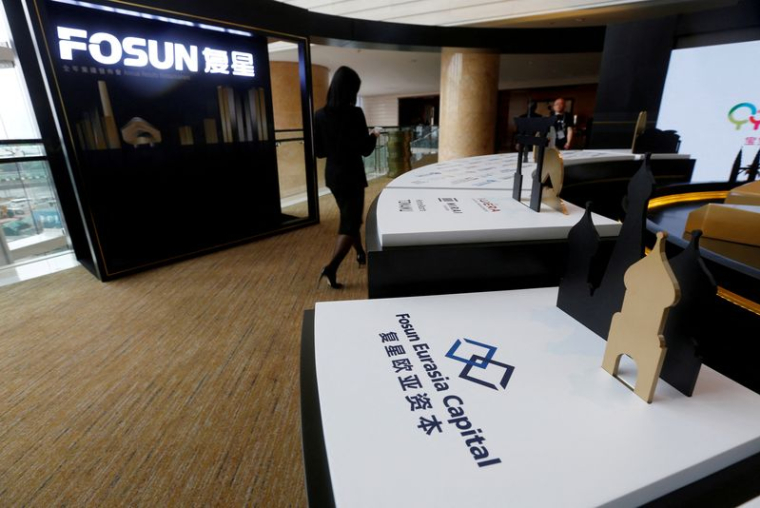Les services de Fosun International Ltd sont présentés lors d'une conférence de presse à Hong Kong