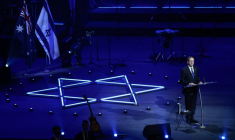 ILe président israélien Isaac Herzog prononce un discours lors d'une "soirée de lumière et de solidarité", le 9 février 2026 à Sydney, en hommage aux victimes de l'attentat à la bombe du 14 décembre 2025 ( AFP / DAVID GRAY )