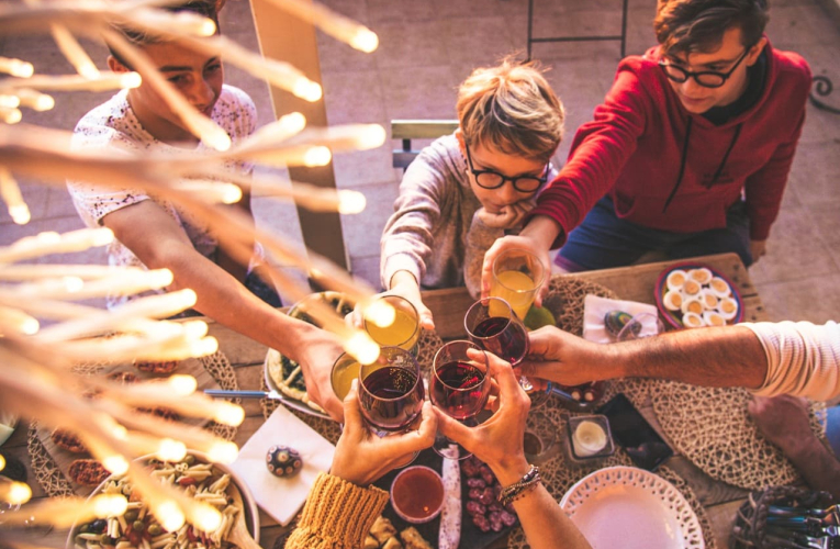 (Pour maîtriser votre budget vacances, commencez par repérer les dépenses superflues et les extras financiers qui pèsent lourd ! - Visuel Adobe Stock)