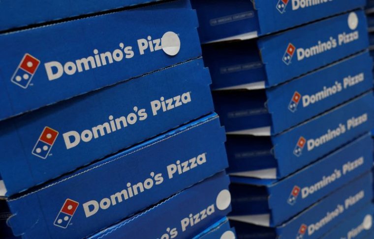 Des boîtes de pizza Domino's dans un restaurant à Noida, en Inde