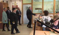 Bayrou visite l’école nationale de lutherie de Mirecourt