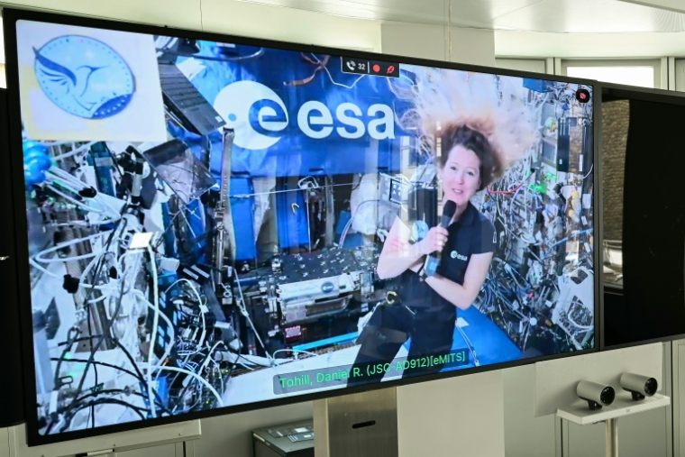 Un échange vidéo entre l'astronaute Sophie Adenot à bord de la Station spatiale internationale (ISS) et des journalistes, le 2 septembre 2026, à Paris ( AFP / LOU BENOIST )