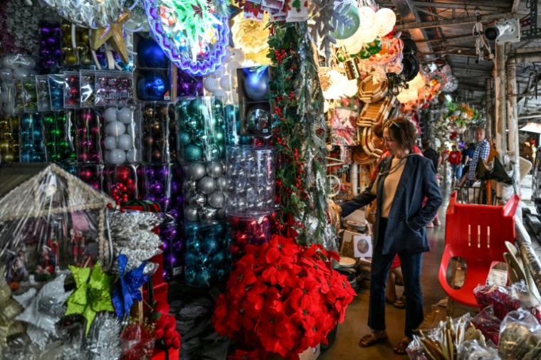 Des décorations de Noël en vente sur un marché à Manille, le 4 septembre 2026 aux Philippines ( AFP / Jam STA ROSA )