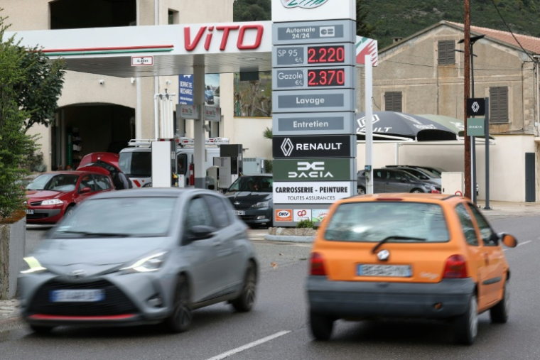 Une station-service affiche les prix des carburants, le 26 mars 2026 à Port-Leccia, en Corse ( AFP / Pascal POCHARD-CASABIANCA )